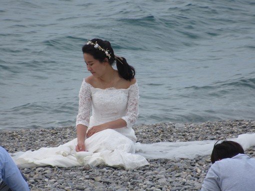 Una sposa sulla spiaggia di Nizza