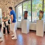 Galerie Les Arcades la mostra Sous le soleil d’Antibes. Sotto il titolo il figlio dell'artista all'inaugurazione della mostra. Fotografie di Silvia Assin