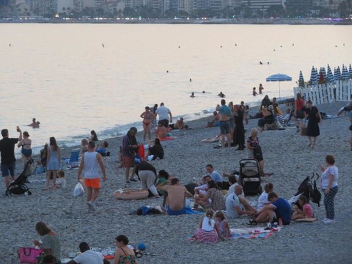 Sera d'agosto sulle spiagge di Nizza Sera d'agosto sulle spiagge di Nizza
