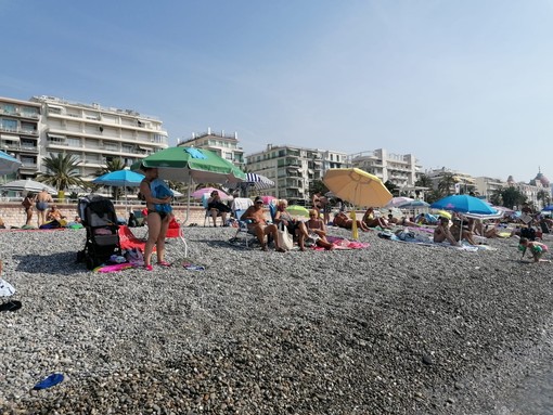 Spiagge pubbliche di Nizza, prevale il distanziamento