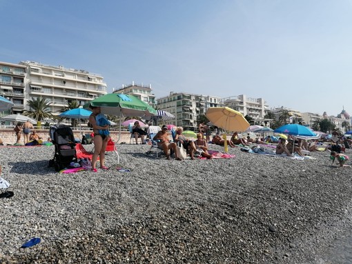 Spiagge pubbliche di Nizza, prevale il distanziamento
