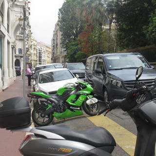 Auto in sosta in seconda fila