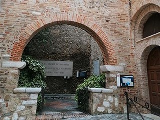 Foto 5: Effettuare una passeggiata insolita nel vecchio villaggio grazie a un percorso segnalato e accessibile a tutti