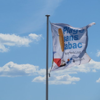 “Te la do io la sigaretta!”: Monaco vieta il fumo in spiaggia e in Costa Azzurra molte aree sono “libere dal tabacco”