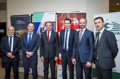 De g. à d., Serge Crouzet, Directeur de Succursale BPCA Monaco, Michel Prost Dumont, Directeur Corporate Succursale Monaco, Michel Dotta, Président de la CDE, Julien Marcilly, Economiste en Chef Coface, Olivier Labédan, Responsable Service Entreprises Gramaglia Assurances, Frédéric Orillard, Directeur Commercial Coface Département sud de la France De g. à d., Serge Crouzet, Directeur de Succursale BPCA Monaco, Michel Prost Dumont, Directeur Corporate Succursale Monaco, Michel Dotta, Président de la CDE, Julien Marcilly, Economiste en Chef Coface, Olivier Labédan, Responsable Service Entreprises Gramaglia Assurances, Frédéric Orillard, Directeur Commercial Coface Département sud de la France