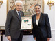 Cecilia Bartoli e il Presidente della Repubblica Italiana Sergio Mattarella durante la cerimonia a Monaco © Presidenza della Repubblica Italiana – Quirinale. Cecilia Bartoli e il Presidente della Repubblica Italiana Sergio Mattarella durante la cerimonia a Monaco © Presidenza della Repubblica Italiana – Quirinale.