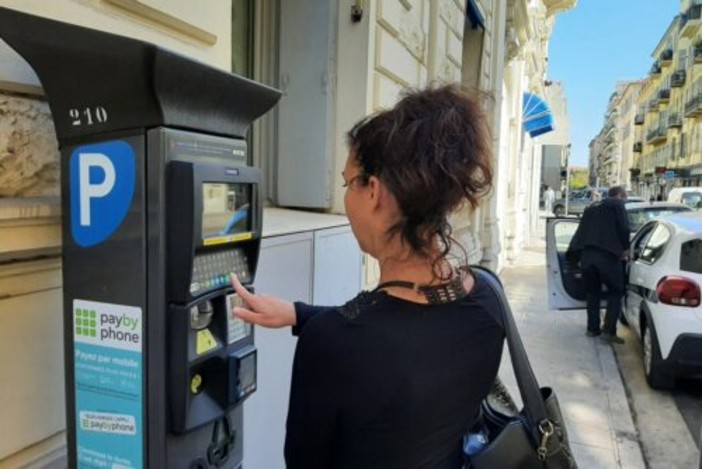 Nizza, parcheggio gratuito esteso a un'ora: più tempo per lo shopping e la mobilità sostenibile. Mezzi pubblici gratuiti per i ragazzini Nizza, parcheggio gratuito esteso a un'ora: più tempo per lo shopping e la mobilità sostenibile. Mezzi pubblici gratuiti per i ragazzini