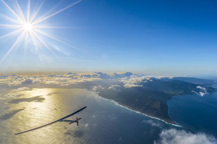 L'aeromobile Solar Impulse a completa alimentazione solare con 270 metri quadri di pannelli solari. Ha un'apertura alare leggermente inferiore a quella di un Airbus e i suoi quattro motori elettrici, alimentati da 633 chili di batterie al litio, possono fargli raggiungere una velocità di 140 km/h. L'aeromobile Solar Impulse a completa alimentazione solare con 270 metri quadri di pannelli solari. Ha un'apertura alare leggermente inferiore a quella di un Airbus e i suoi quattro motori elettrici, alimentati da 633 chili di batterie al litio, possono fargli raggiungere una velocità di 140 km/h.