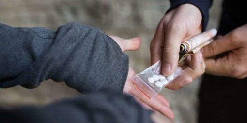 Narcotraffico, stretta nei luoghi dello spaccio: scattano le prime interdizioni del prefetto