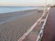 La striscia che indica i &quot;confini&quot; di una spiaggia privata a Nizza