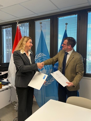 S.E. la Sig.ra Anne Eastwood, Ambasciatrice e Rappresentante Permanente del Principato presso la FAO, e il Sig. Antoine Renard, Direttore della Divisione partenariati pubblici del Programma.