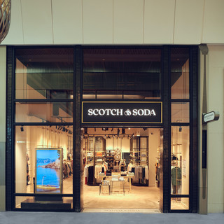 Scotch &amp; Soda è al centro della moda quest'estate in Costiera Azzurra