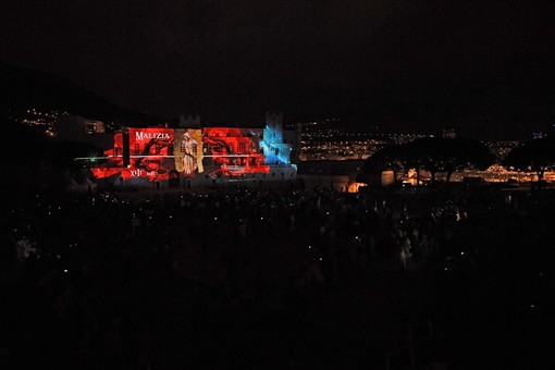 Spettacolo di suoni e luci Spettacolo di suoni e luci