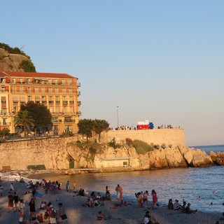 Tramonto su una spiaggia di Nizza