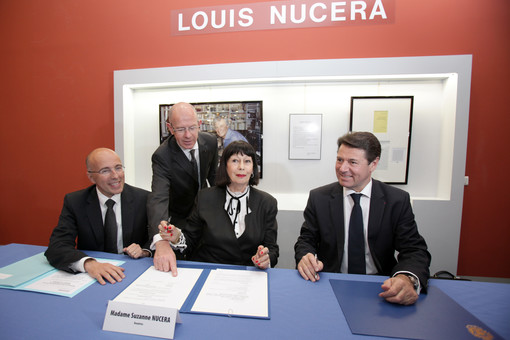 Da sinistra: Eric Ciotti, Presidente del Conseil général des Alpes-Maritimes, il notaio Gérard Colas, Suzanne Nucéra moglie di Louis Nucéra, Christian Estrosi sindaco di Nizza e Presidente della Métropoli Nice Côte d’Azur - Crédit photo: ©Ville de Nice/Pricillia Renou-Tallon