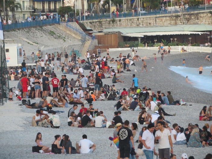 Una spiaggia di Nizza alcune sere fa Una spiaggia di Nizza alcune sere fa