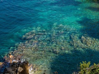 Foto 3: Camminare lungo i sentieri costieri e, alla curva di una baia, tuffarsi nelle acque cristalline