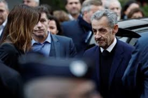 Nicolas Sarkozy in procinto di entrare in carcere accompagnato dalla moglie Carla Bruni (Facebook)
