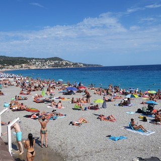 Docce su una spiaggia di Nizza