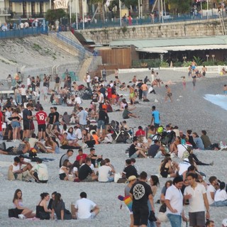 Una spiaggia di Nizza alcune sere fa