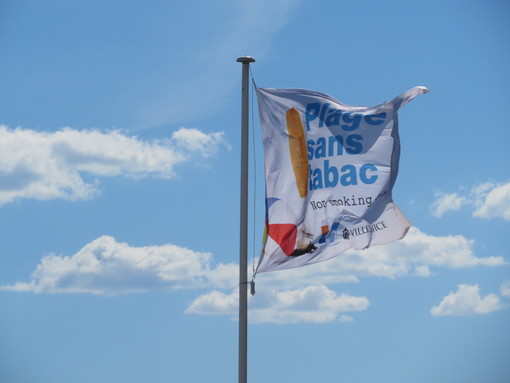 “Te la do io la sigaretta!”: Monaco vieta il fumo in spiaggia e in Costa Azzurra molte aree sono “libere dal tabacco”