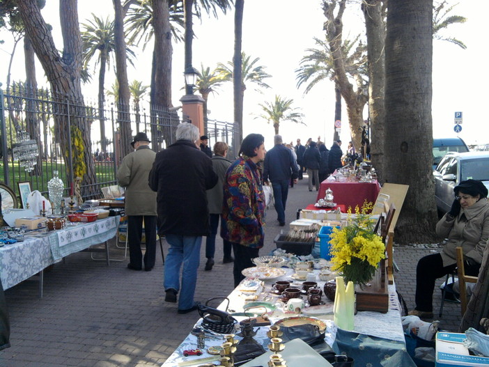 Torna sabato 4 giugno a Ventimiglia il mercatino "Antichità e Collezionismo"