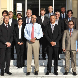 Il dott Pape al centro, circondato da Philippe Narmino, segretario generale Croix-Rouge monégasque e Jérôme Froissart direttore Coopération Internationale e rappresentanti delle ONG di Monaco Collectif Haïti - Copyright Photo : © Charly Gallo, Centre de Presse