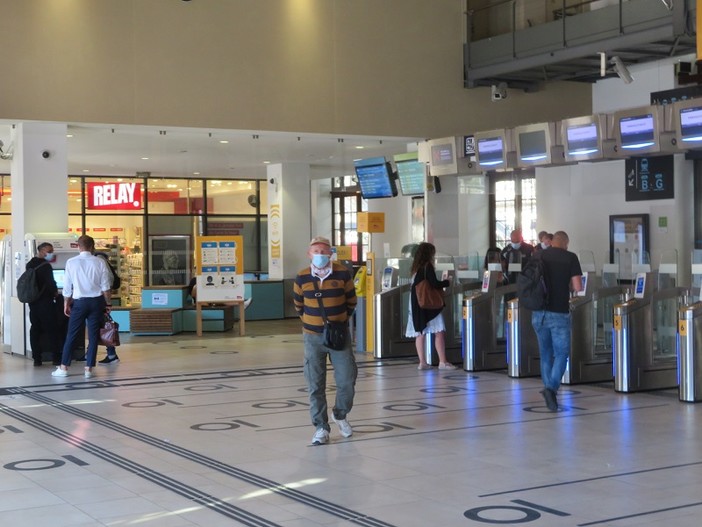 L'interno della stazione ferroviaria di Nizza