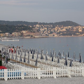 Niente alcol e spiagge chiuse di notte nel fine settimana: a Nizza rispolverata una vecchia ordinanza