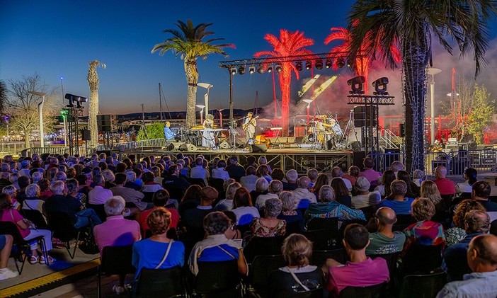Saint-Raphaël, quattro giorni di jazz tra concerti, street music e percussioni dal mondo: il festival celebra la sua 45ª edizione Saint-Raphaël, quattro giorni di jazz tra concerti, street music e percussioni dal mondo: il festival celebra la sua 45ª edizione