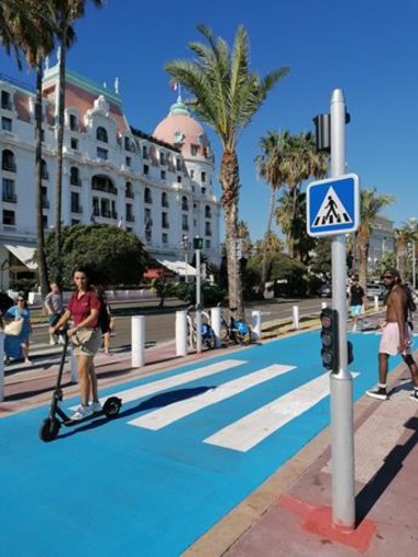 Il semaforo "ciclo - pedonale" sulla Promenade