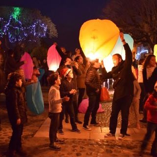 Saint Paul de Vence: luminarie natalizie e visite guidate alla luce delle lanterne rischiarano uno dei villaggi più suggestivi della Côte