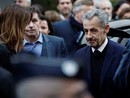 Nicolas Sarkozy in procinto di entrare in carcere accompagnato dalla moglie Carla Bruni (Facebook)
