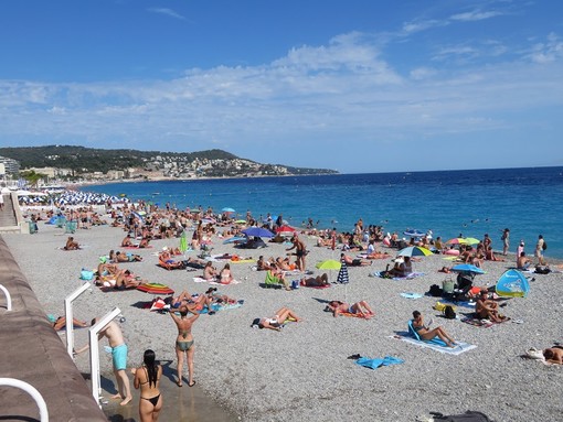Docce su una spiaggia di Nizza