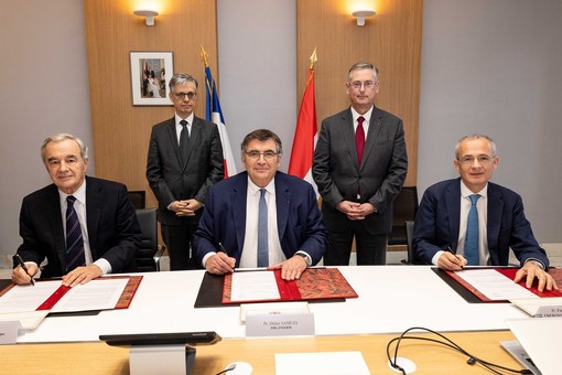 La firma dell'accordo La firma dell'accordo