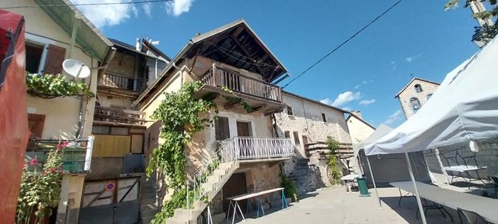 Sauze (foto 1 - 25), Gorges du Daluis (Foto 22 - 30), Guillaumes (foto 31 - 46), Saint Auban e le Gorges (Foto 47 - 67) e la sintesi (68 -70). Fotogtafie di Danilo Radaelli