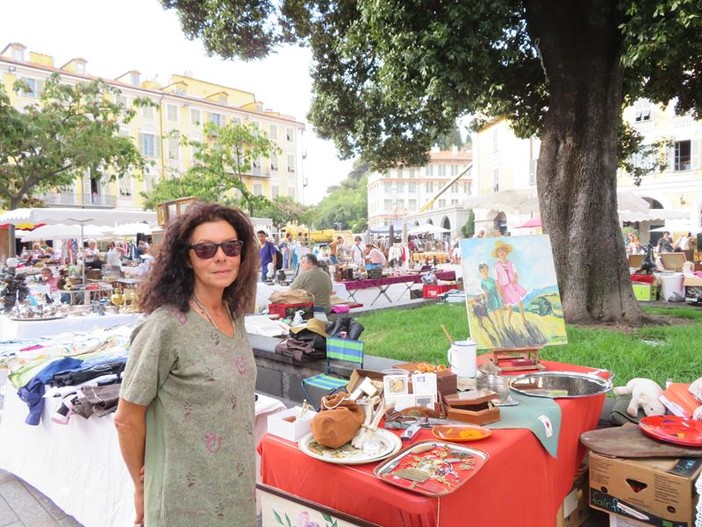 Sandra Picareus, brocante in Place Garibaldi a Nizza Sandra Picareus, brocante in Place Garibaldi a Nizza