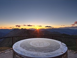 Foto 2: Guardare il sole tramontare sulla cima del Col de la Bonette; Foto 2: Guardare il sole tramontare sulla cima del Col de la Bonette;