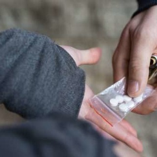 Narcotraffico, stretta nei luoghi dello spaccio: scattano le prime interdizioni del prefetto