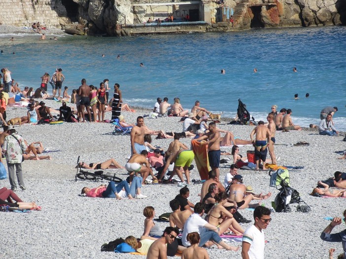 Una spiaggia di Nizza Una spiaggia di Nizza
