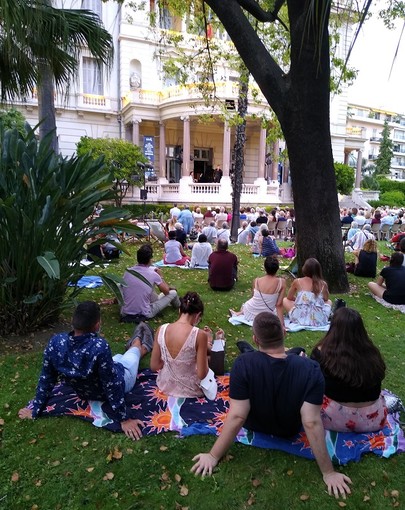 "Spettatori" di Enzo Ragusa