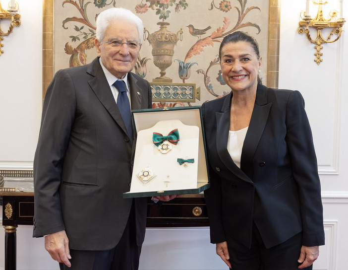 Cecilia Bartoli e il Presidente della Repubblica Italiana Sergio Mattarella durante la cerimonia a Monaco © Presidenza della Repubblica Italiana – Quirinale. Cecilia Bartoli e il Presidente della Repubblica Italiana Sergio Mattarella durante la cerimonia a Monaco © Presidenza della Repubblica Italiana – Quirinale.
