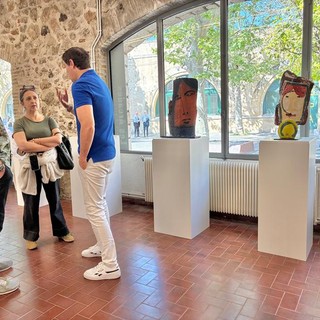 Galerie Les Arcades la mostra Sous le soleil d’Antibes. Sotto il titolo il figlio dell'artista all'inaugurazione della mostra. Fotografie di Silvia Assin
