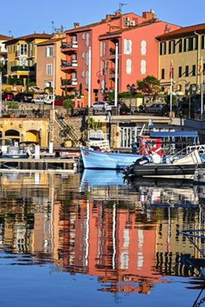 Foto 1: Passeggiare per le strade del villaggio e sulle banchine del porto. Foto Office de Tourisme Métropolitain  Crédits Photos :@ Ville de Saint-Jean-Cap-Ferrat @ BBO Studio @ Culturespaces - Pierre Behar @ Paloma Beach