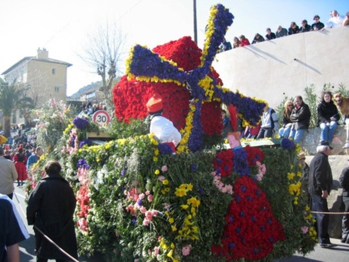 Torrettes sur Loup, una passata edizione della Fête des Violettes Torrettes sur Loup, una passata edizione della Fête des Violettes