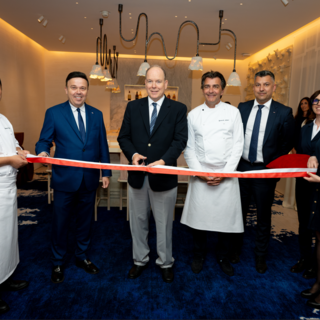 S.A.S. il Principe Alberto II, affiancato da sinistra a destra da Yasunari Okazaki, Stéphane Valeri, Yannick Alléno, Thomas Brezzo e Jennifer Casagrande