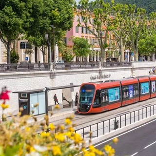 Nizza, tram attivi tutta la notte e trasporti gratis per tutti i pensionati dal 1° luglio…promessa elettorale di Estrosi