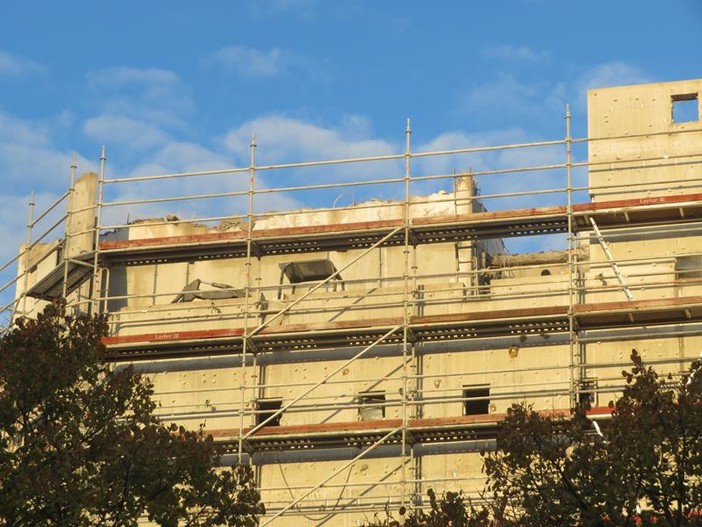 I lavori in corso per la demolizione del teatro Nazionale di Nizza