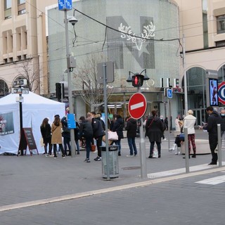 Avenue Medecin a Nizza, fila per fare i test
