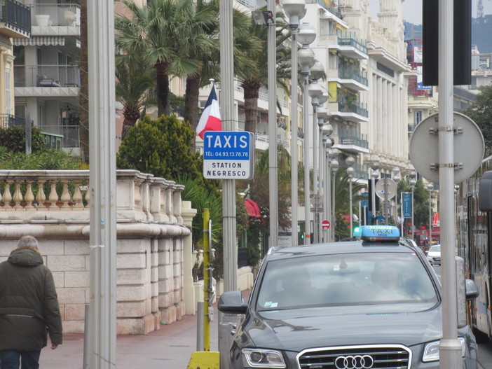 Da marzo i taxi a costo fisso: fissate le tariffe per Nizza, Cannes e Monaco